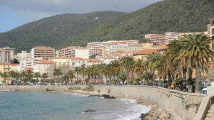Pourquoi la location d’un appartement à Ajaccio séduit de plus en plus de jeunes actifs en 2025 ?